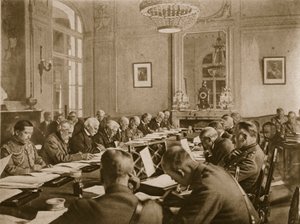 即将结束：在Versailes举行的同盟会议上，以解决1914  -  19年的停战条款 作者 英国摄影师